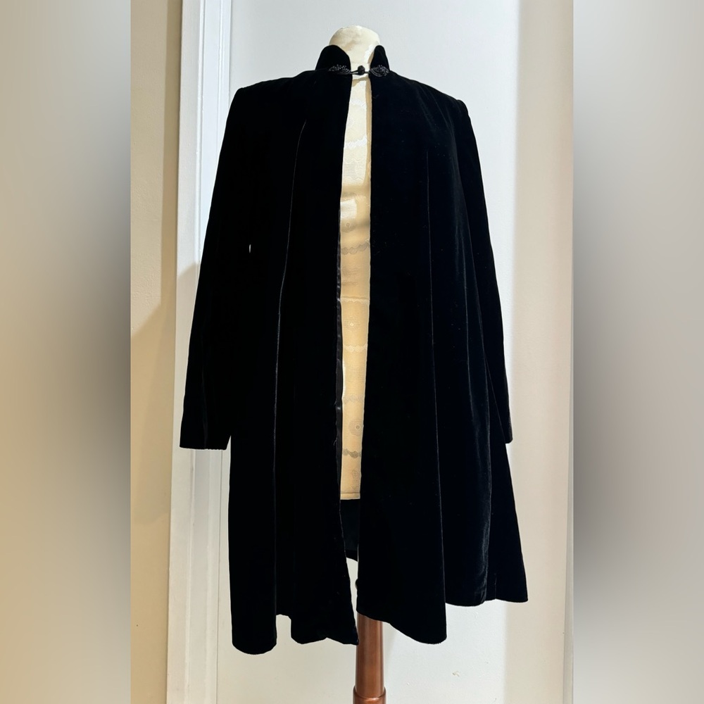 Patra Velvet Vtg Dramatic Black Lined Long Sleeve Sequin Closure Cape Jacket S